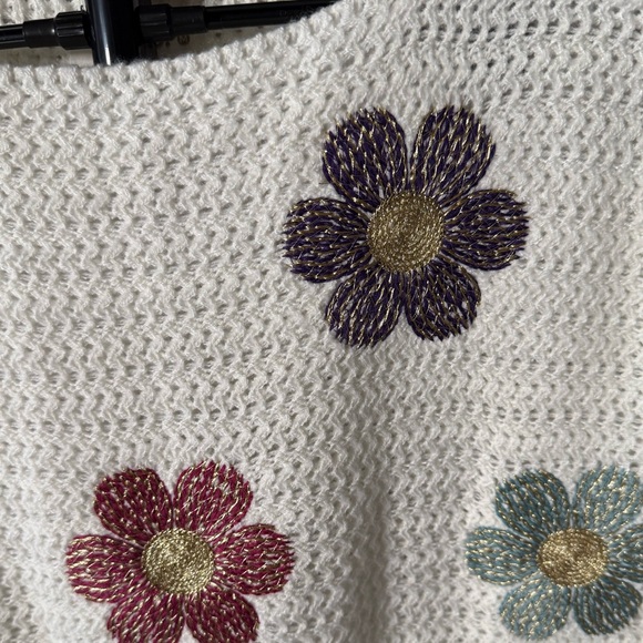 Mello. Embroidered Daisy Sweater New - Picture 2 of 8